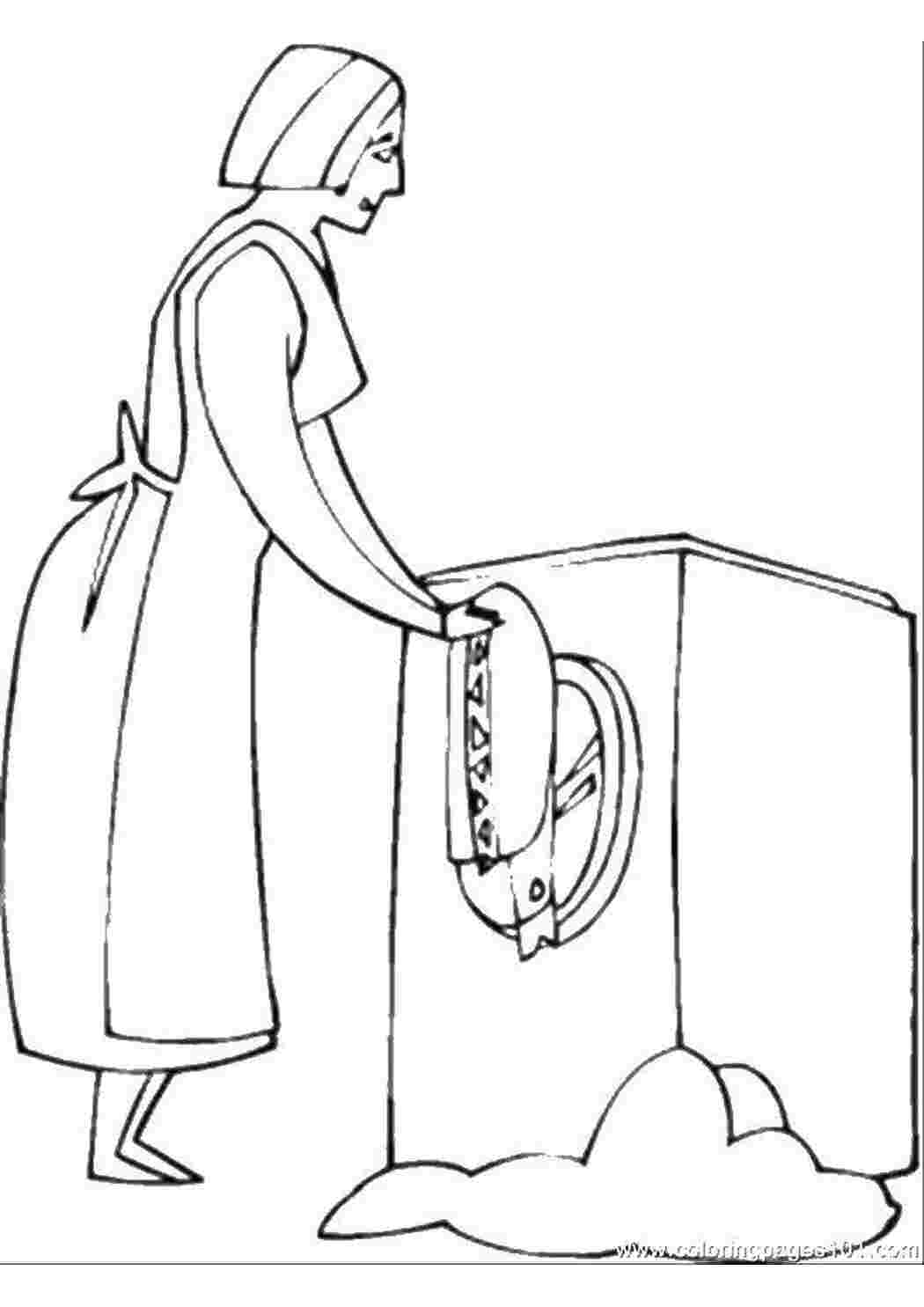 Раскраска Жінка прасує в пральній машині